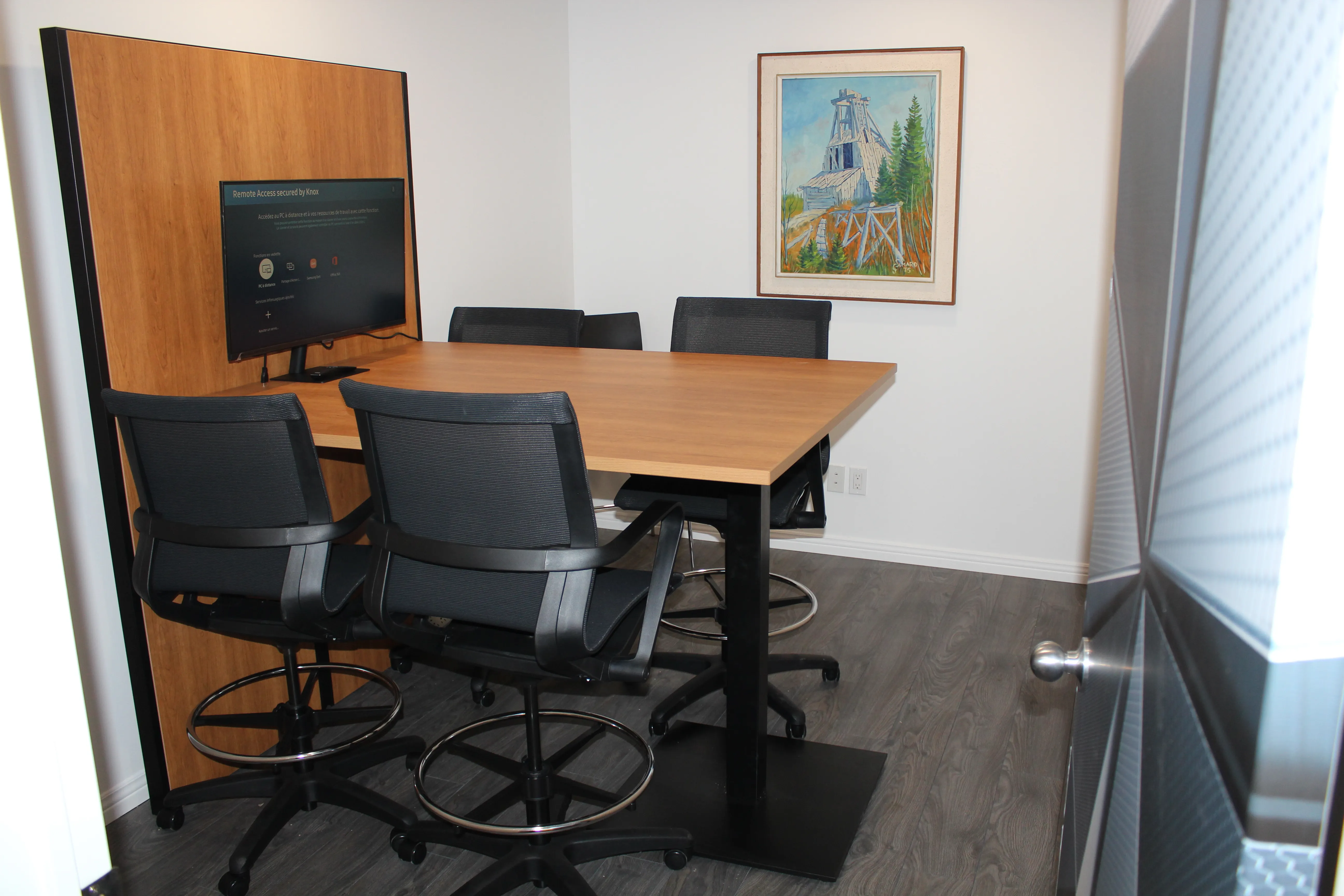 Bureau fermé avec table de réunion